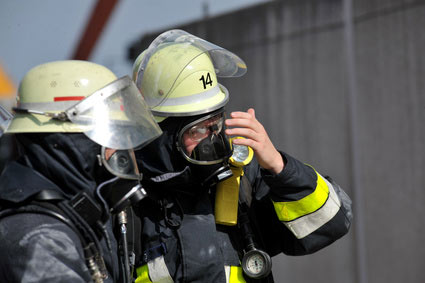 Feuerwehrleute mit Atemschutzmaske