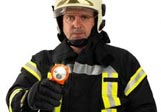 Feuerwehrmann mit Beleuchtungsgerät
