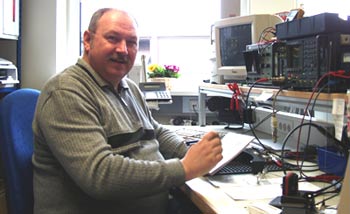 Defkon-Servicetechniker bei der Gerätereparatur
